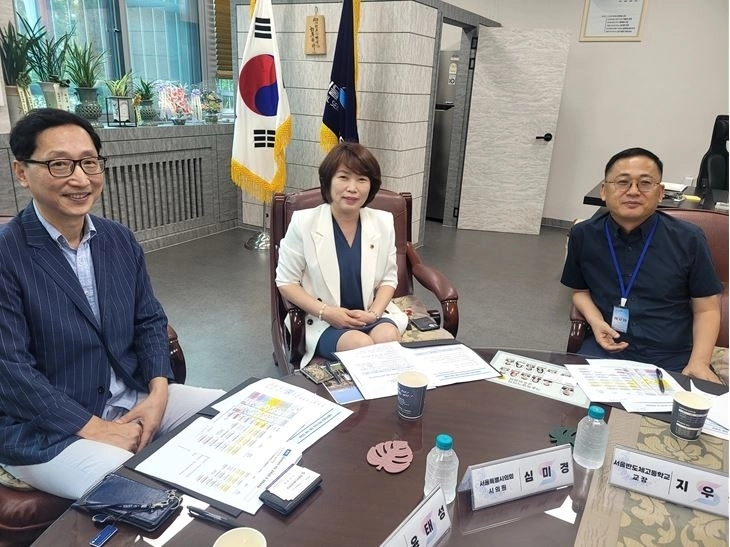 서울시의회 심미경 의원(가운데)이 카이스트 윤태영 교수, 교육청 및 학교 관계자들과 반도체고 교육과정 개편 현황점검을 하고 있다.