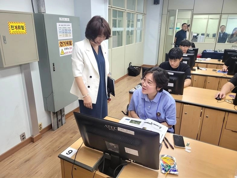 서울반도체고등학교를 방문해 학생들의 수업을 살펴보는 심미경 의원