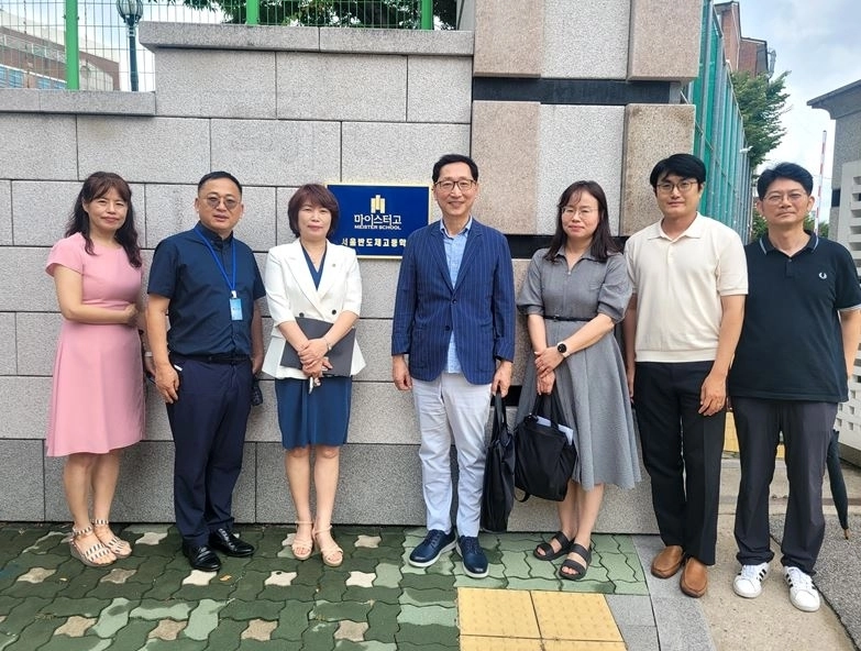 반도체고등학교 현장점검을 끝내고 기념촬영을 하는 심미경 의원