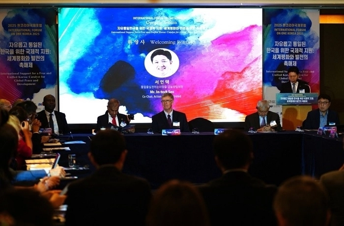 14일 서울 롯데호텔에서 개막한 ‘2025 원코리아국제포럼’에서 서인택 통일을실천하는사람들 공동상임의장이 환영사를 하고 있다.