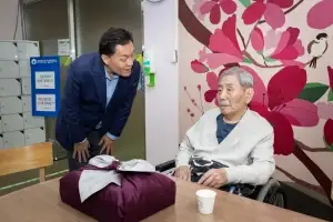 이재준 시장, 광복절 앞두고 오성규 애국지사 위문