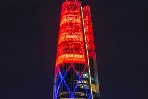 ‘광복 80주년’ 맞아 태극 문양 입은 롯데월드타워