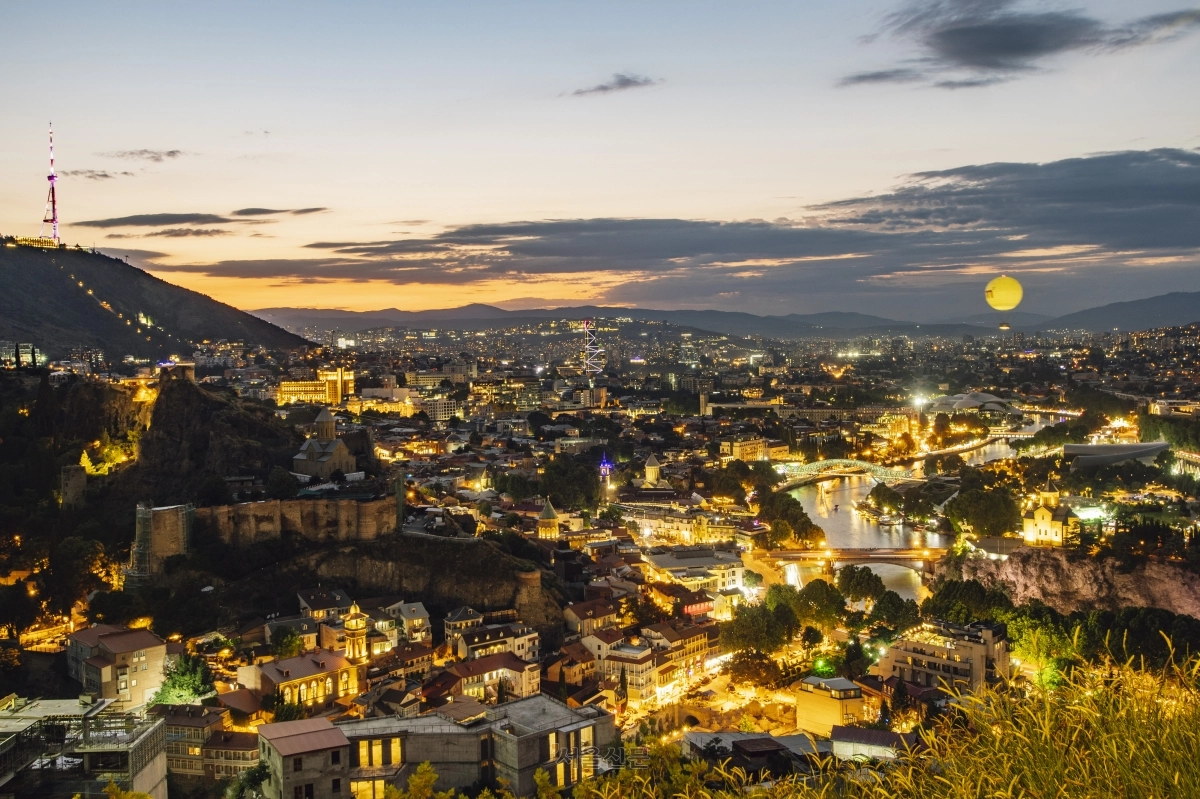 해질녘 타보르 수도원에서 바라보는 트빌리시 시내가 황금빛으로 물들고 있다.