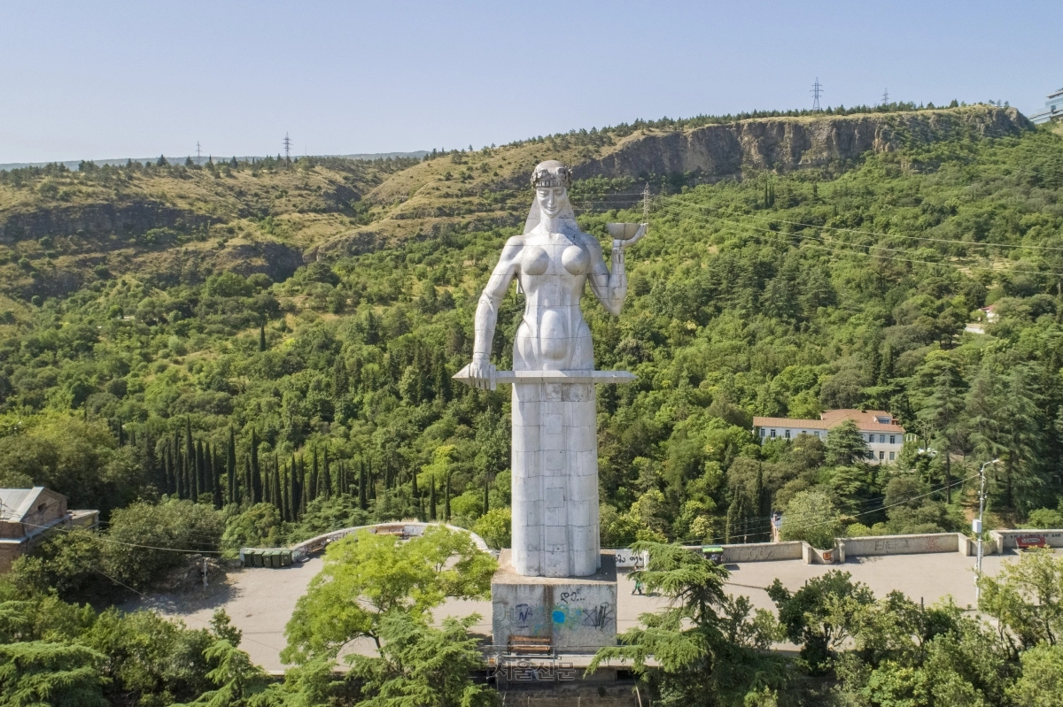 트빌리시를 상징하는 ‘조지아의 어머니상’.