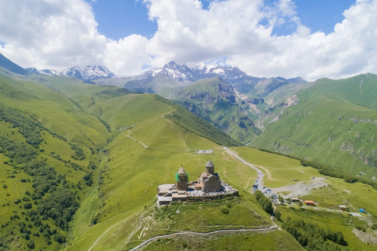 조지아 정교회의 자존심으로 꼽히는 게르게티 삼위일체 교회가 구름에 뒤덮인 카즈베기산과 조화를 이루고 있다.