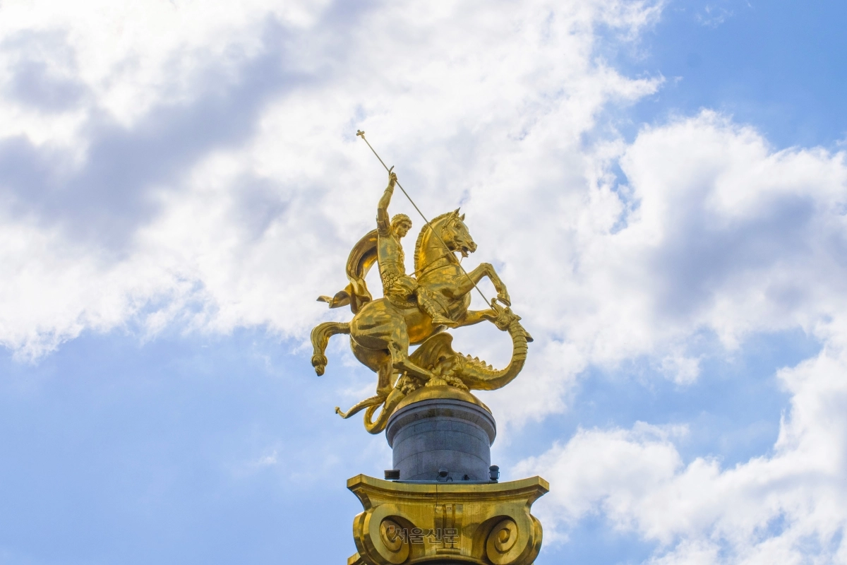 트빌리시 자유광장에 조지아의 이름이 유래된 성 게오르그 조각상이 우뚝 서 있다.