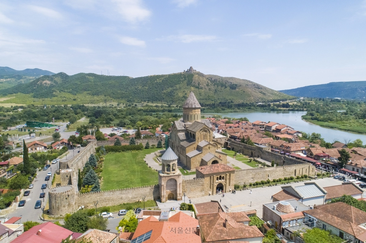 트빌리시 인근 므츠헤타의 스베티츠호벨리 대성당은 예수가 십자가에서 죽을 당시 입었던 옷이 묻혔다는 전설이 전해와 종교적으로 중요한 의미를 지닌다.