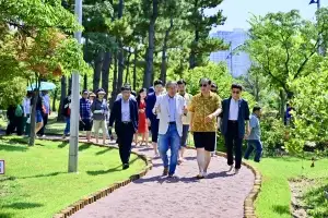 맨발로 걷는 강원…“말초신경 자극해 만병통치”