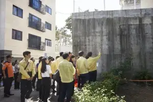 옹벽 붕괴 우려 주택 찾은 김동연, “튼튼히 하는 것보다 더 나은 것은 없다”