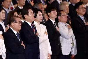[포토] 국기에 경례하는 이재명 대통령 부부