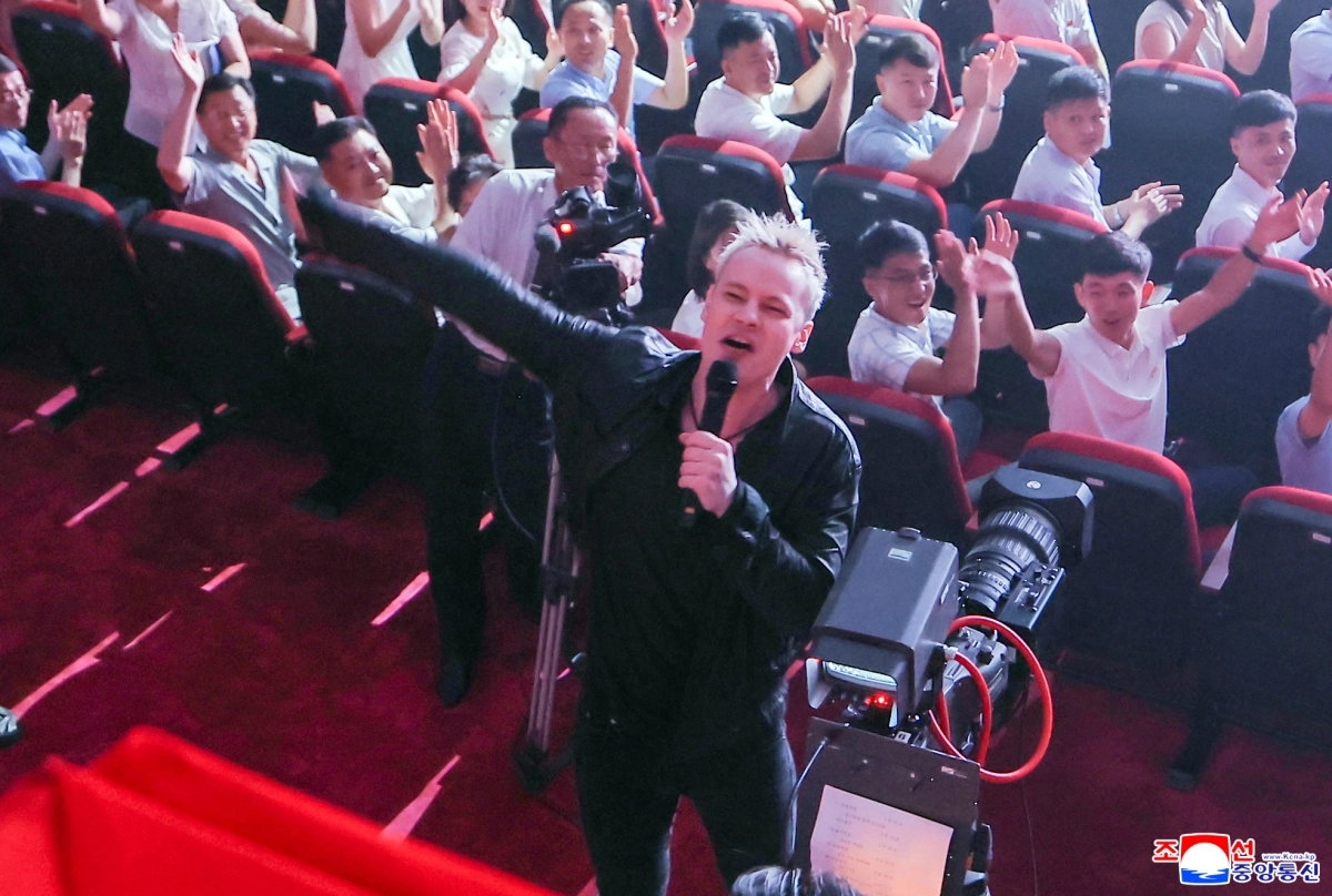 조국해방(광복) 80주년을 맞아 북한을 방문한 러시아 예술사절들의 경축공연이 지난 15일 평양체육관에서 진행됐다고 조선중앙통신이 16일 보도했다. 김정은 국무위원장이 러시아 하원(국가두마) 의장과 함께 공연을 관람했다. 이날 공연에서는 ‘친 푸틴’ 성향으로 유명한 가수 샤먼(본명 야로슬라프 드로노프)이 ‘나의 러시아’와 ‘일어서리’ 등 애국주의 주제의 노래를 불렀다고 통신은 전했다. 2025.8.16 조선중앙통신 연합뉴스