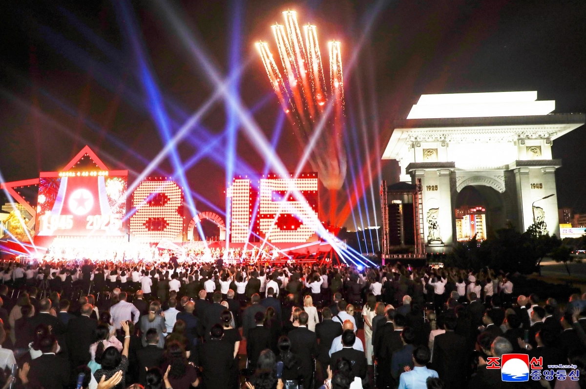북한은 지난 14일 평양 개선문광장에서 김정은 국무위원장이 참석한 가운데 조국해방 80주년 경축공연이 열렸다고 조선중앙통신이 15일 보도했다. 2025.8.15 조선중앙통신 연합뉴스