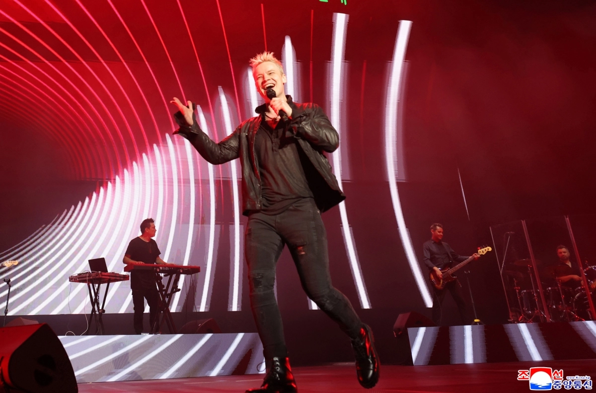 조국해방(광복) 80주년을 맞아 북한을 방문한 러시아 예술사절들의 경축공연이 지난 15일 평양체육관에서 진행됐다고 조선중앙통신이 16일 보도했다. 김정은 국무위원장이 러시아 하원(국가두마) 의장과 함께 공연을 관람했다. 이날 공연에서는 ‘친 푸틴’ 성향으로 유명한 가수 샤먼(본명 야로슬라프 드로노프)이 ‘나의 러시아’와 ‘일어서리’ 등 애국주의 주제의 노래를 불렀다고 통신은 전했다. 2025.8.16 조선중앙통신 연합뉴스