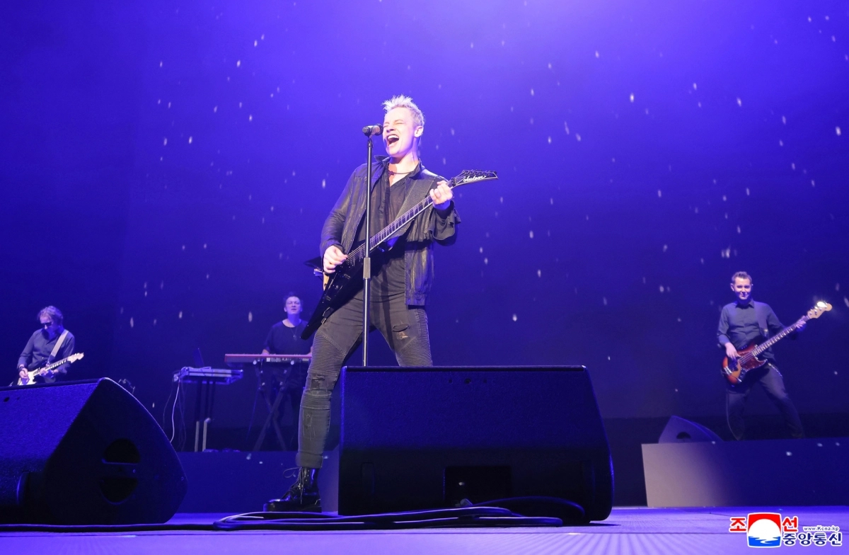 조국해방(광복) 80주년을 맞아 북한을 방문한 러시아 예술사절들의 경축공연이 지난 15일 평양체육관에서 진행됐다고 조선중앙통신이 16일 보도했다. 김정은 국무위원장이 러시아 하원(국가두마) 의장과 함께 공연을 관람했다. 이날 공연에서는 ‘친 푸틴’ 성향으로 유명한 가수 샤먼(본명 야로슬라프 드로노프)이 ‘나의 러시아’와 ‘일어서리’ 등 애국주의 주제의 노래를 불렀다고 통신은 전했다. 2025.8.16 조선중앙통신 연합뉴스