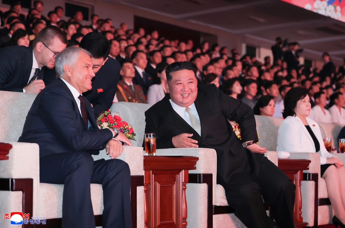 조국해방(광복) 80주년을 맞아 북한을 방문한 러시아 예술사절들의 경축공연이 지난 15일 평양체육관에서 진행됐다고 조선중앙통신이 16일 보도했다. 김정은 국무위원장이 러시아 하원(국가두마) 의장과 함께 공연을 관람했다. 2025.8.16 조선중앙통신 연합뉴스