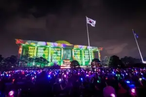 3만 명 국민이 함께한 ‘광복 전야제’, 국가보훈부 K-응원봉 ‘보훈봉’이 그려낸 ‘광복의 빛’ 파도 물결 눈길