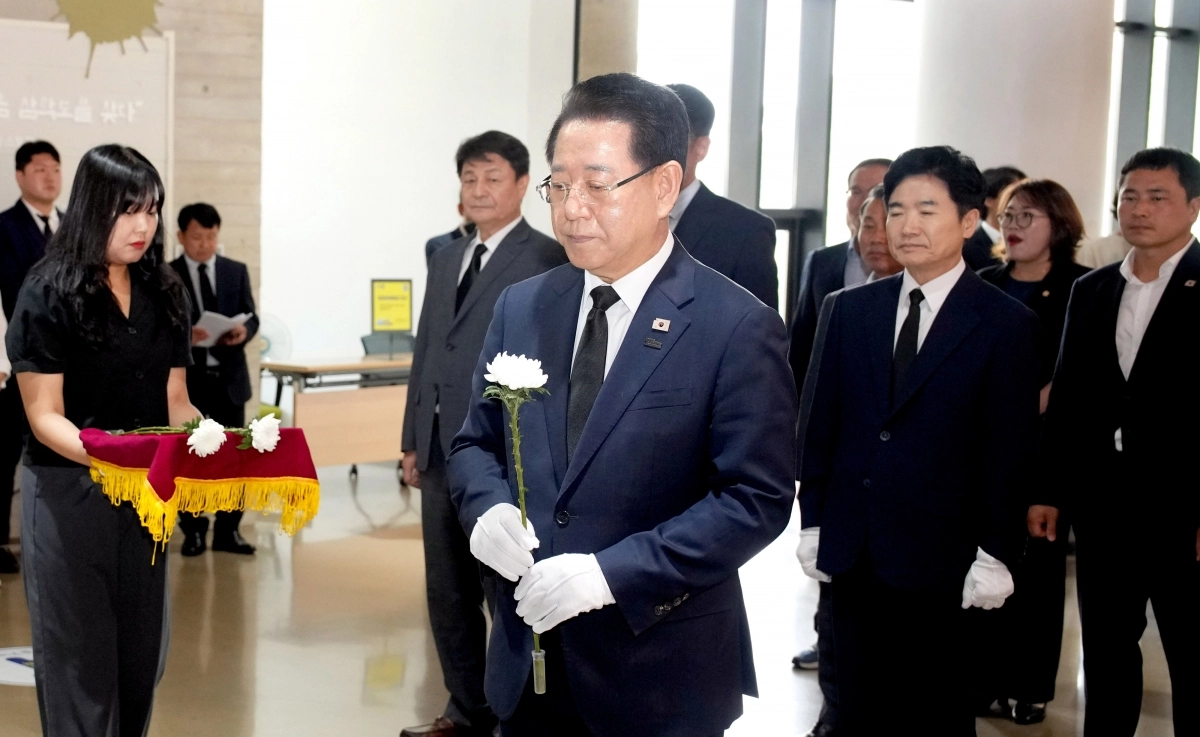 김영록 전남지사가 18일 목포 김대중노벨평화상기념관에서 열린 ‘김대중 대통령 서거 16주기 추모식’에 참석해 헌화·묵념을 하고 있다.