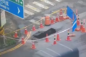 주행 중 청소차 뒷바퀴 ‘푹’… 깊이 2.5m 싱크홀 발생