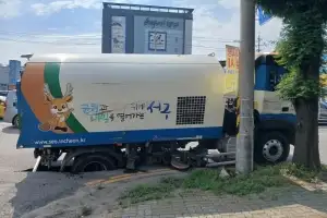 인천 서구서 5m 싱크홀 발생…청소차 뒷바퀴 빠져