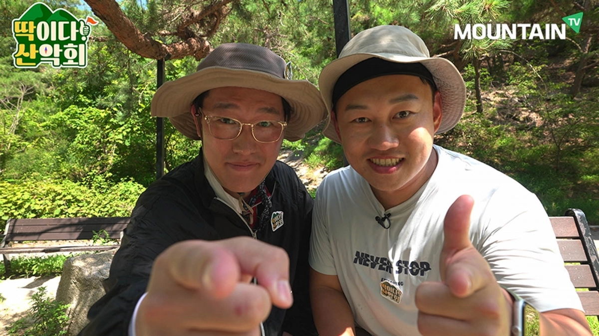 마운틴TV ‘딱이다! 산악회’ 방송 화면 갈무리. 산코디 이재훈(왼쪽)과 방송인 정철욱. 마운틴TV 제공