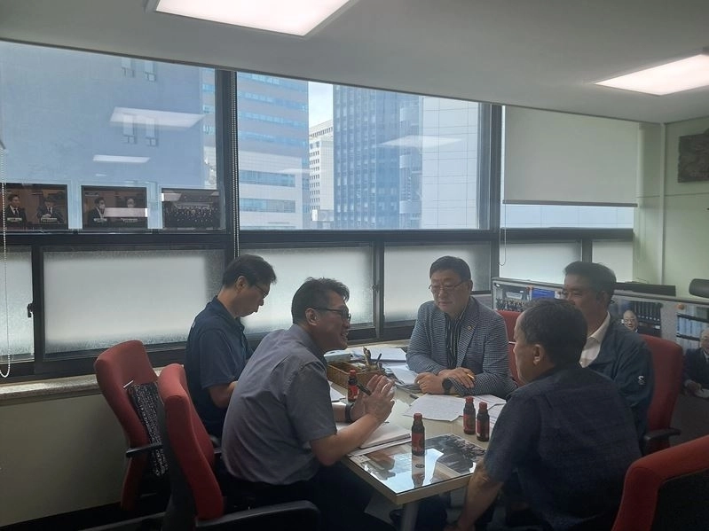 건축심의 관련 민원 해결을 위해 민원인 및 서울시 관계자들과 간담회를 개최한 김영철 의원