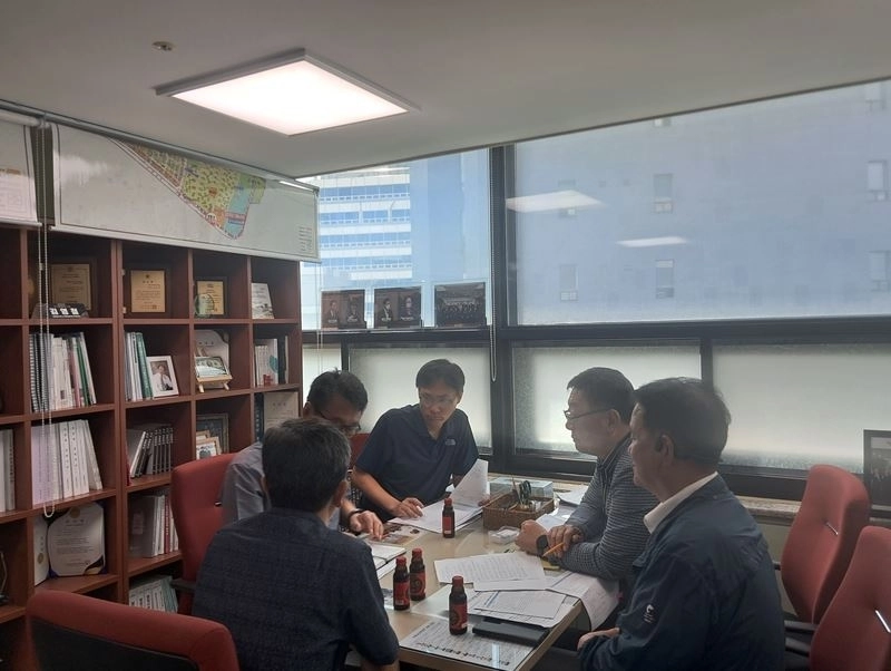 건축심의 관련 민원 해결을 위해 민원인 및 서울시 관계자들과 간담회를 개최한 김영철 의원