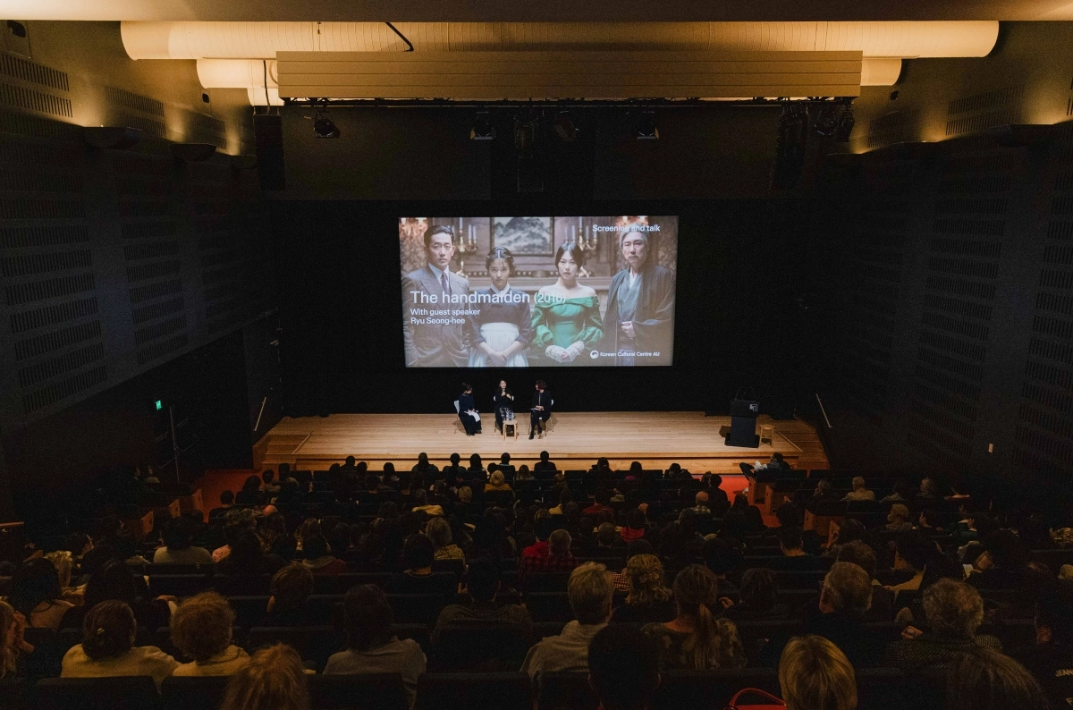 지난 16일(현지 시간) 호주 뉴사우스웨일스 주립미술관 내 도메인 극장에서  류성희 (왼쪽)미술감독과 루비 애로우스미스-토드미술관 큐레이터가 대담을 하고 있다. 주시드니한국문화원 제공