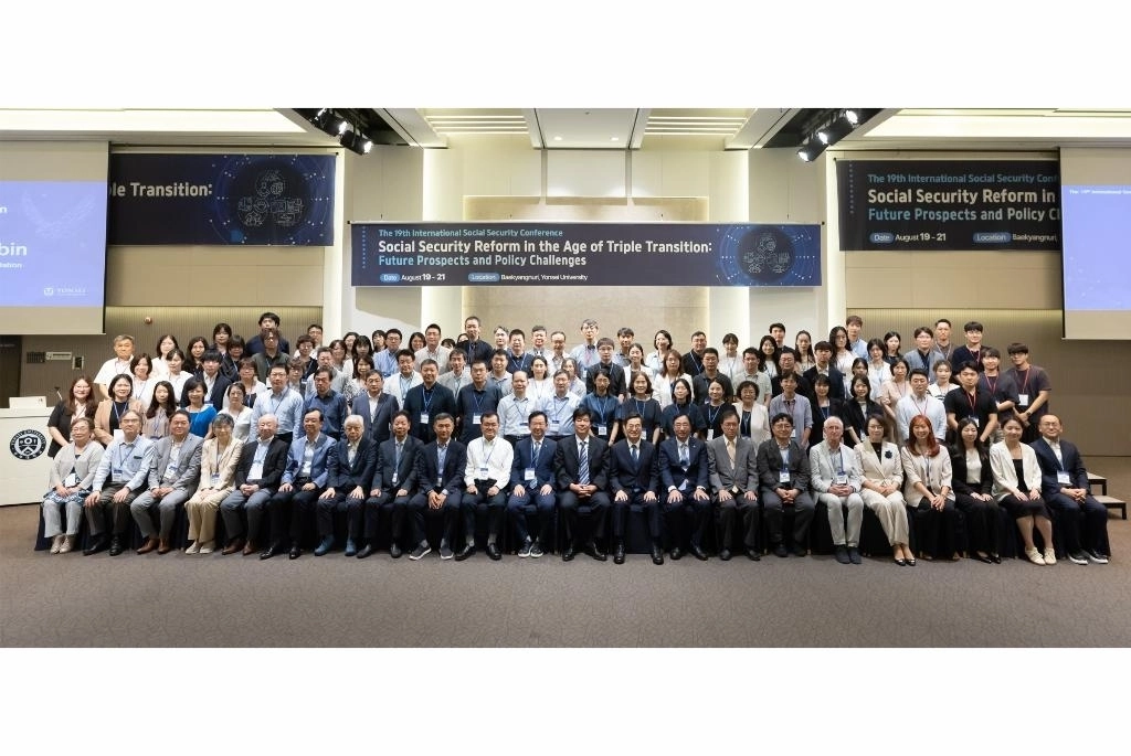 19일 오전 연세대학교 백양누리에서 열린 제19회 국제 사회보장 학술대회 개막식 참석자들이 기념 촬영을 하고 있다. (경기도 제공)