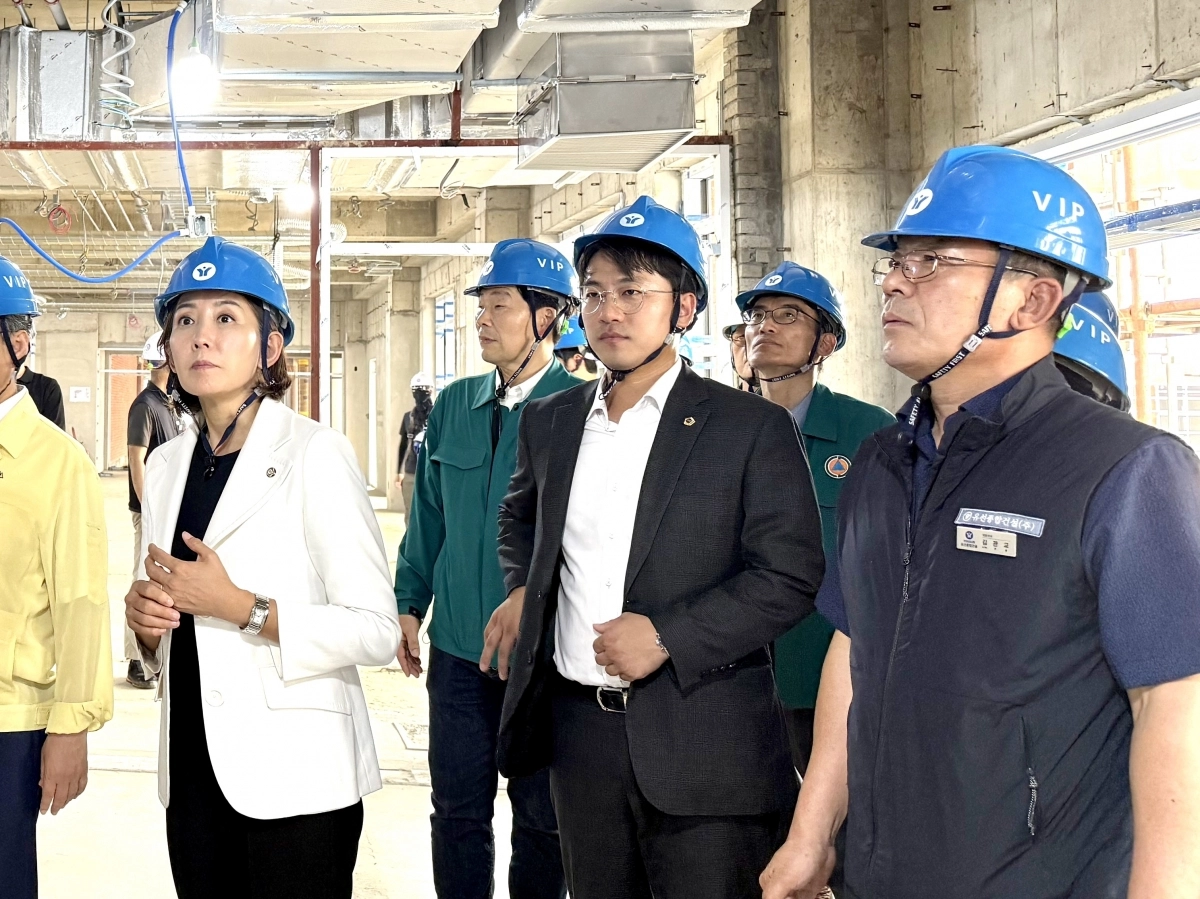 지난 18일 흑석고등학교 건설 현장을 방문한 이희원 의원