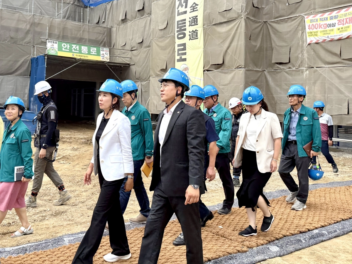 지난 18일 흑석고등학교 건설 현장을 방문해 둘러보는 이희원 의원