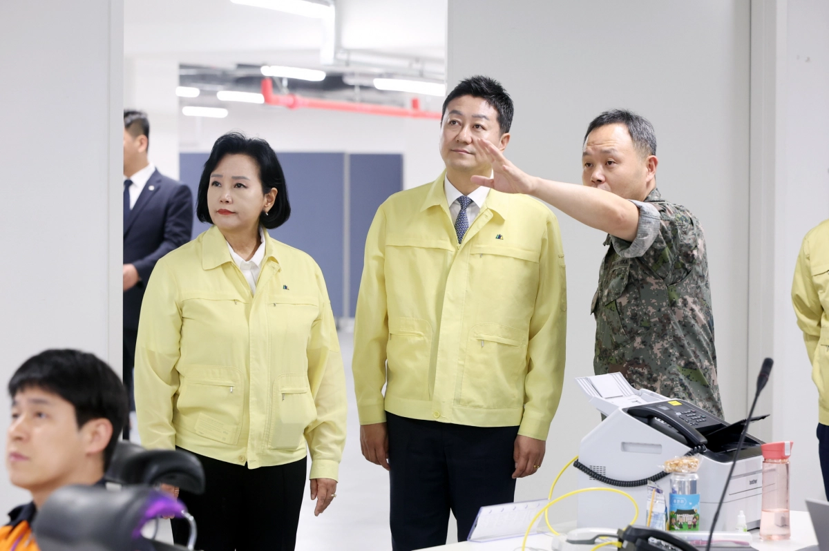 김진경 의장과 정윤경 부의장이 19일 경기도 전시종합상황실을 방문해 관계자로부터 을지연습 훈련 상황을 보고받고 있다. (사진=경기도의회)