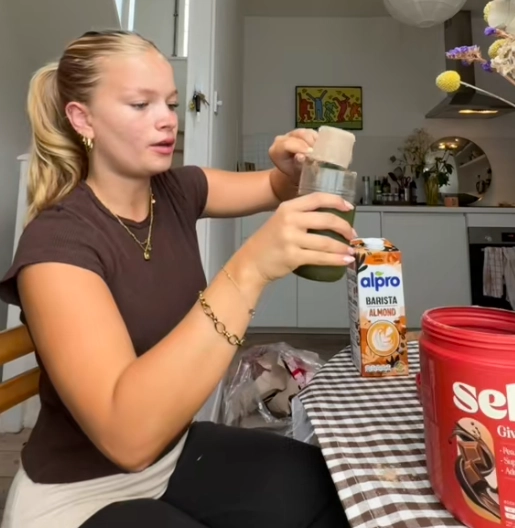 최근 온라인상에서 커피에 단백질 파우더를 넣어 마시는 ‘프로피’(proffee)가 인기를 끌고 있다. 프로피는 체중 감량에 효과가 있는 것으로 알려졌지만, 권장량을 초과해 단백질을 섭취하게 되면 오히려 살이 더 찔 수 있다는 경고가 나와 눈길을 끌고 있다. 틱톡 캡처