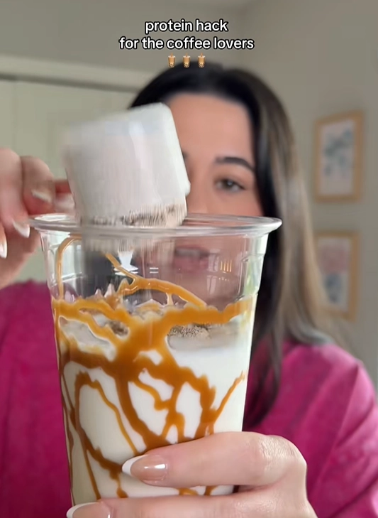 최근 온라인상에서 커피에 단백질 파우더를 넣어 마시는 ‘프로피’(proffee)가 인기를 끌고 있다. 프로피는 체중 감량에 효과가 있는 것으로 알려졌지만, 권장량을 초과해 단백질을 섭취하게 되면 오히려 살이 더 찔 수 있다는 경고가 나와 눈길을 끌고 있다. 틱톡 캡처