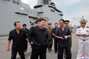 [포토] 김정은, 구축함 ‘최현호’ 시험과정 점검