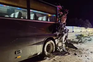 고장 나 갓길 서 있던 관광버스에 25t 화물차 ‘쿵’…1명 사망 14명 중경상