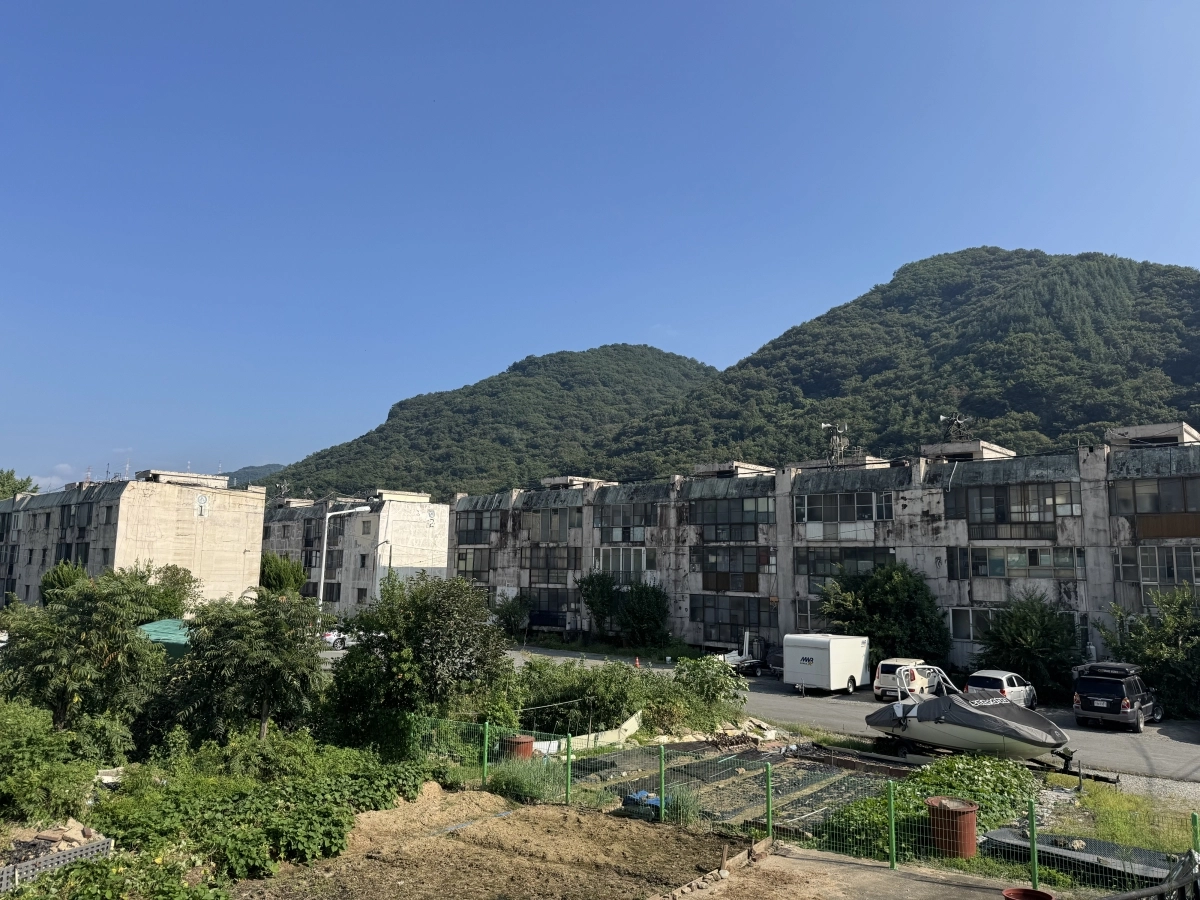 경남 창원시 마산회원구 봉암연립구역. 사진 속 보이는 아파트가 안전진단 E등급이 예상되는 봉암연립주택이다. 2025.8.19. 이창언 기자