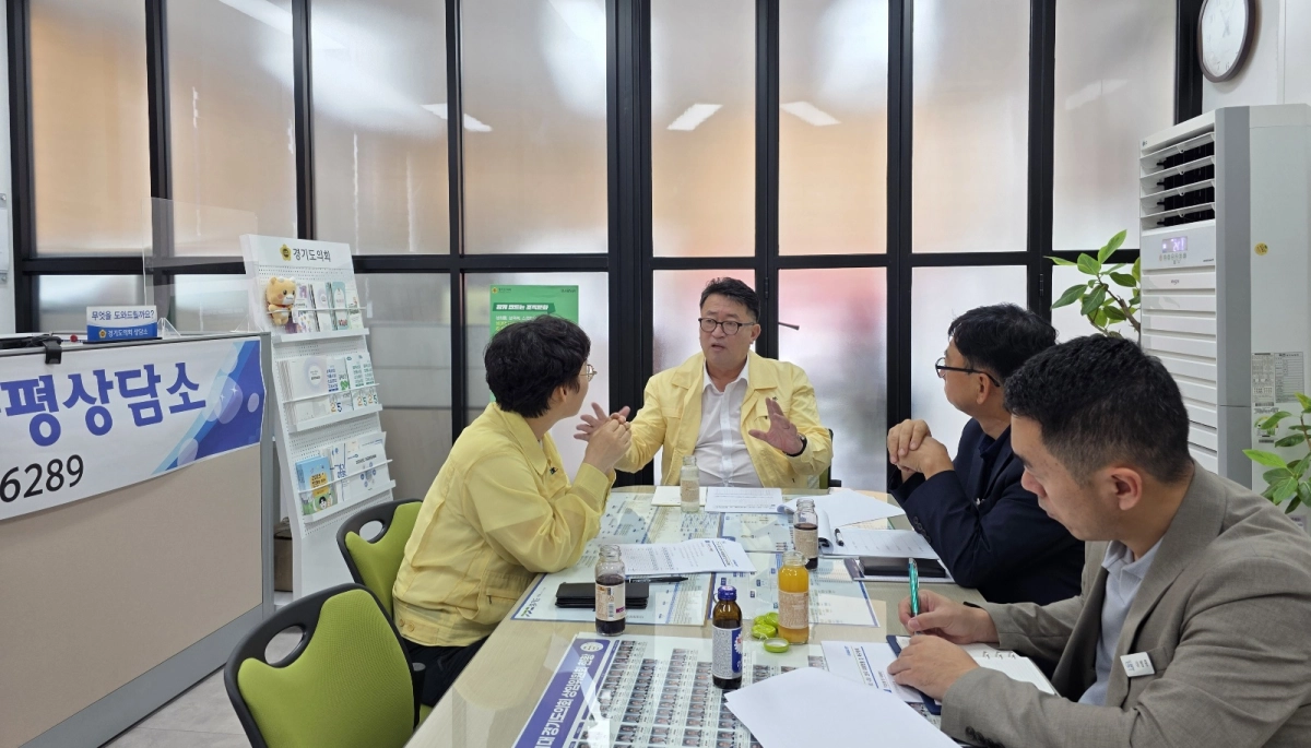 임광현 의원(교육기획위원회)이 8월 20일, 경기도의회 가평상담소에서 가평군청 김미성 부군수와 함께 최근 발생한 수해 복구와 관련된 간담회를 갖고 있다. (사진=경기도의회)