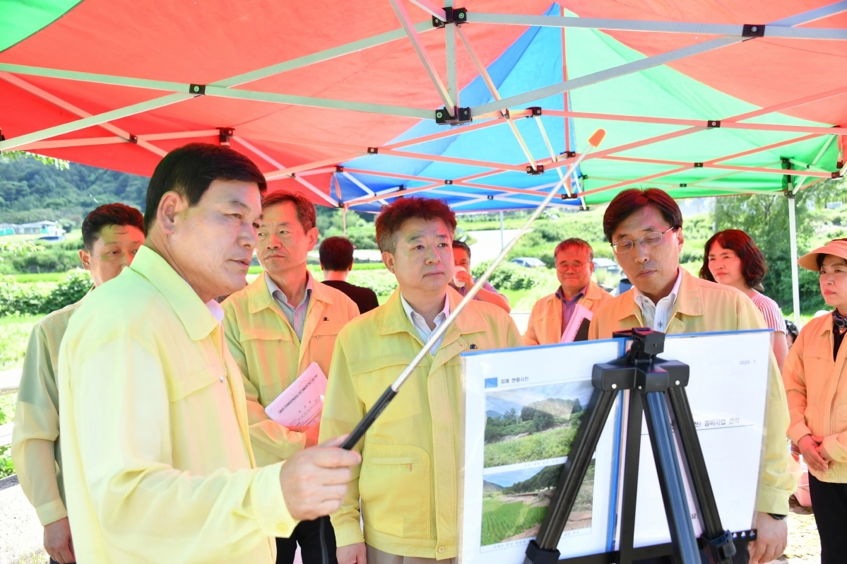 지난 7월 정철원 담양군수가 집중호우 피해 지역 점검에 나선 행정안전부 관계자들을 대상으로 피해 상황을 설명하고 있다. (담양군 제공)