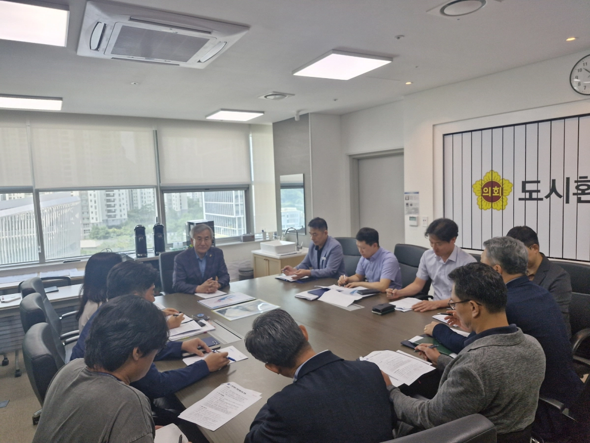 김시용 의원(도시환경위원장)이 8월 21일, 도시환경위원회 소회의실에서 경기도 이은선 도시개발국장 등 관계자로부터 K-컬처밸리 복합개발사업 추진 현황을 보고받고 있다. (사진=경기도의회)