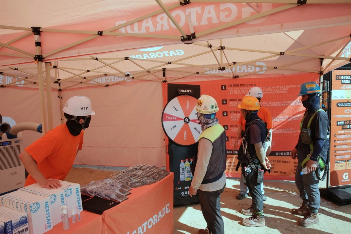 근로자들이 온열질환 예방 기초상식 퀴즈에 참여한 후 경품을 추첨하고 있다. 한화 건설부문 제공