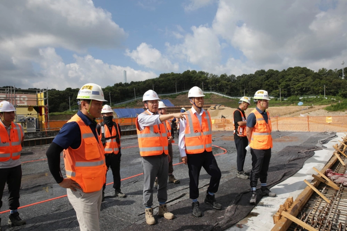 김윤해(왼쪽 네 번째) ㈜한화 건설부문 안전환경경영실장가 임직원들에게 안전보건개선사항을 전달하고 있다. 한화 건설부문 제공