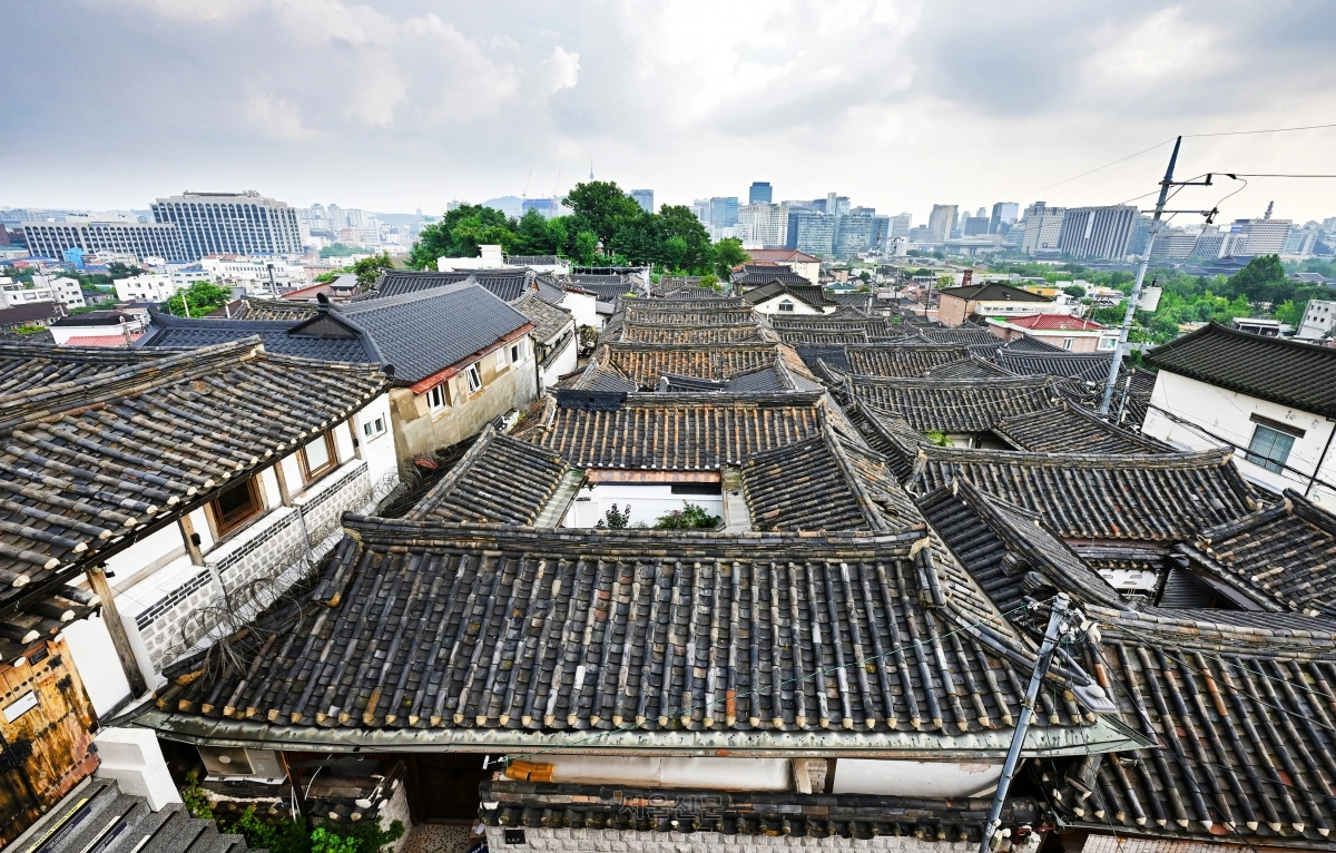 삼청동 북촌전망대에서 본 북촌 한옥마을 전경. ‘경성의 건축왕’ 정세권이 남긴 개량 한옥의 형태를 오롯이 엿볼 수 있다.