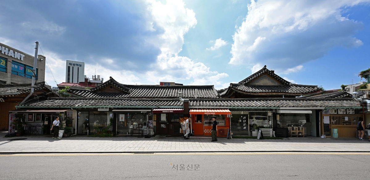 행랑채 건물 한 채를 나눠 쓰고 있는 계동의 한 상가 모습. 고관대작들이 살던 옛 북촌 한옥의 엄청난 규모를 가늠할 수 있는 흔적이다.