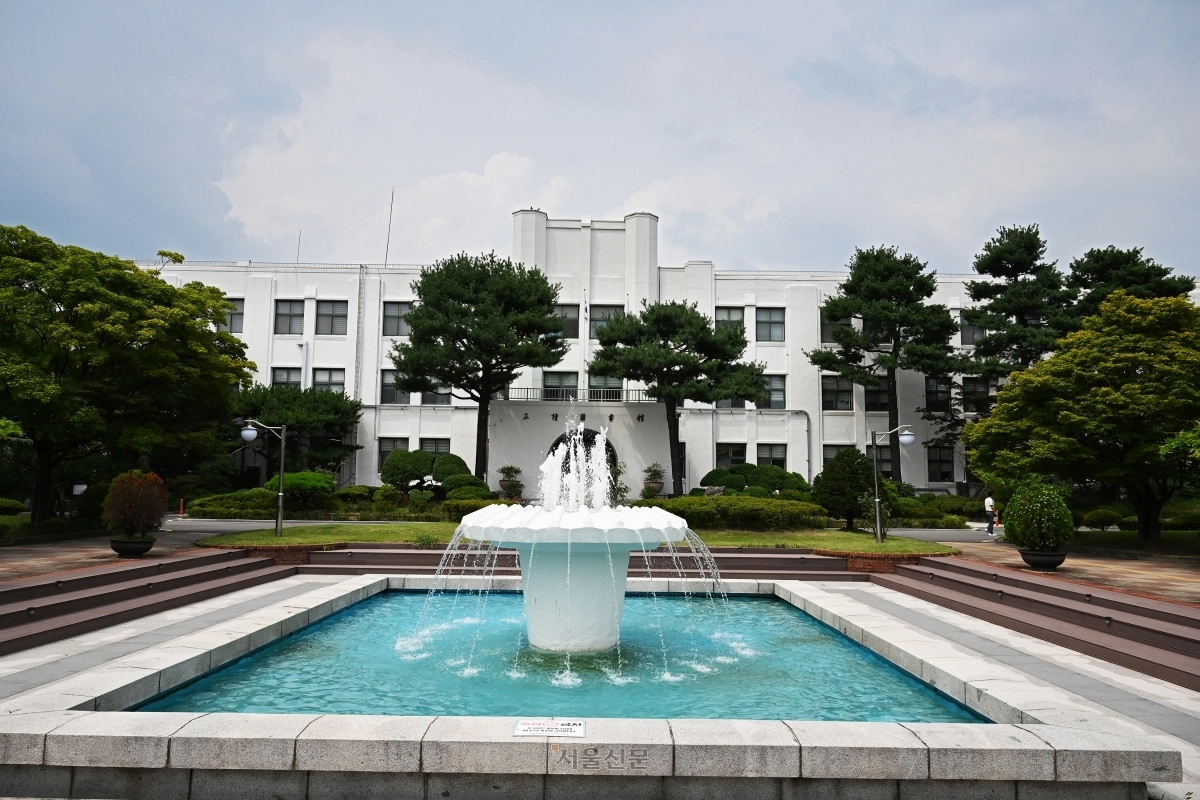 일제강점기 옛 경기고 교사를 그대로 활용하고 있는 정독도서관. 당시 건축 기법을 엿볼 수 있는 문화유산이다.