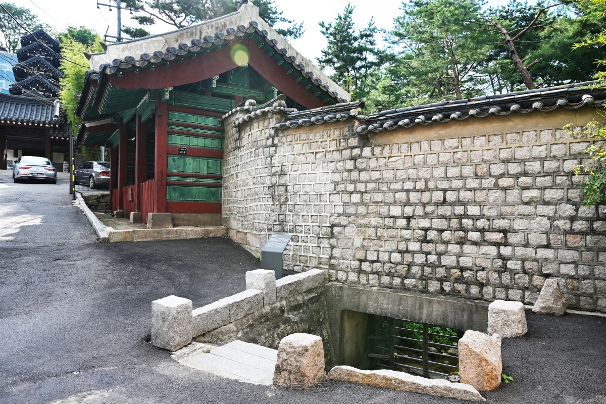 창덕궁과 맞붙은 원서동 빨래터. 담장을 사이에 두고 궁인들과 주민들이 세상 소식을 주고받았을 것이다.