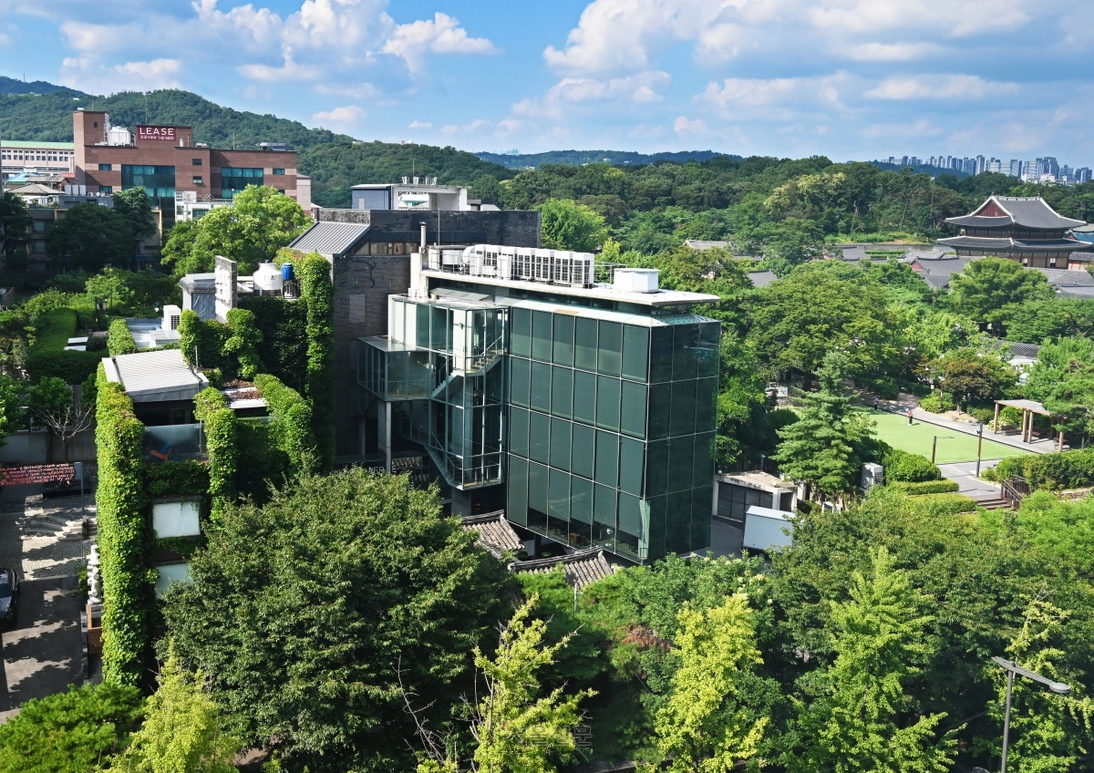 한국을 대표하는 건축가 중 한 명인 김수근이 남긴 ‘공간 사옥’. 근대문화유산으로 현재는 갤러리, 카페 등으로 쓰이고 있다.