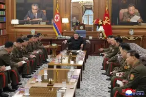 러 파병부대 격려한 김정은… 지휘관들 ‘맞담배’ 파격 대우