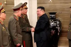 [포토] 김정은, 러 파병부대 지휘관 격려