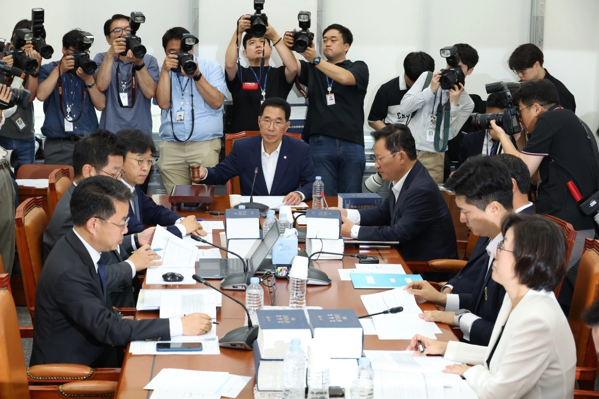 [서울=뉴시스] 김금보 기자 = 김주영 국회 환경노동위원회 소위원장이 28일 서울 여의도 국회에서 열린 ‘노란봉투법(노동조합 및 노동관계조정법 2·3조 개정안)’ 관련 제1차 고용노동법안심사소위원회에서 의사봉을 두드리고 있다. 2025.07.28. kgb@newsis.com  <저작권자ⓒ 공감언론 뉴시스통신사. 무단전재-재배포 금지.>