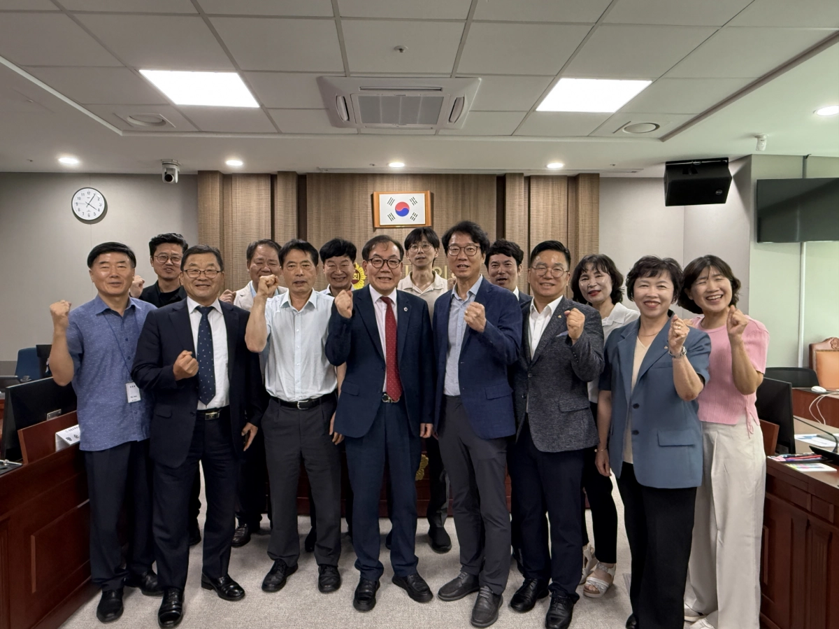 최승용 의원(도시환경위원회)이 8월 21일, ‘공동주택 관리문화 개선 TF 및 공동주택 관리지원센터 설립 연구용역 성과 보고와 의견수렴 정담회’를 열고 참석자들과 함께 기념촬영을 하고 있다. (사진=경기도의회)